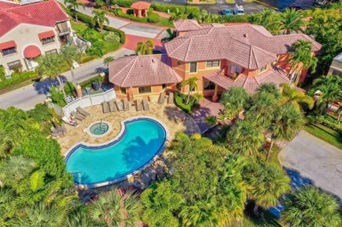 800 Uno Lago Drive #302