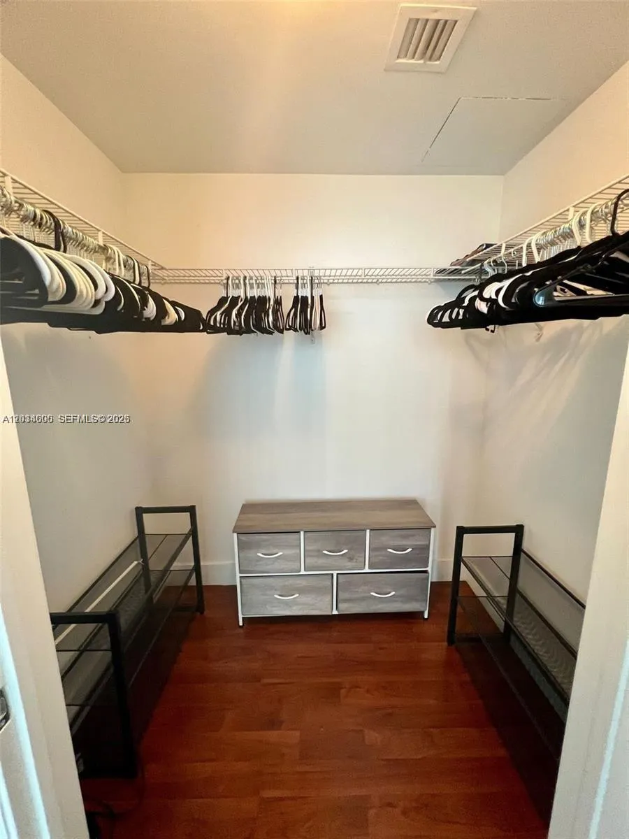 500 Brickell Ave #1410 Miami, FL 33131