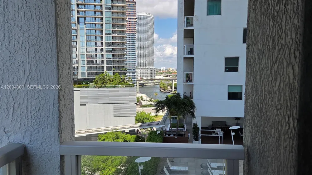 500 Brickell Ave #1410 Miami, FL 33131