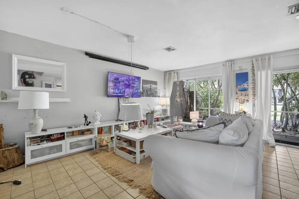 153 W Hemingway Circle W Margate, FL 33063