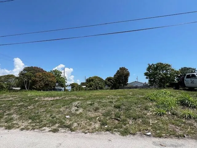 172 W 16th Street Riviera Beach, FL 33404
