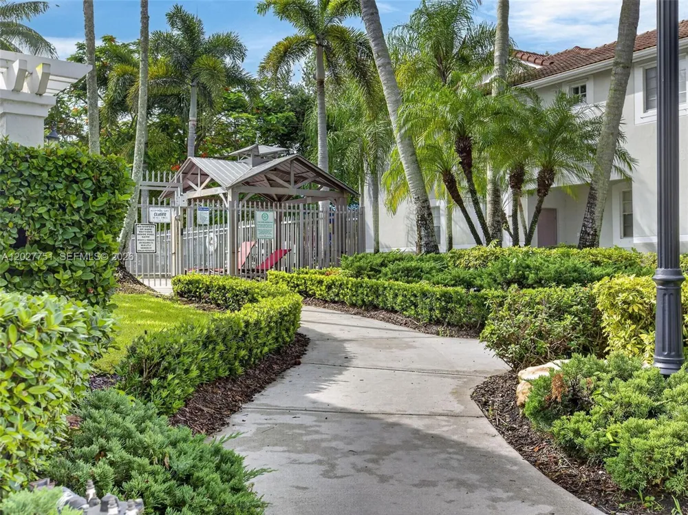 3677 San Simeon Cir #3677 Weston, FL 33331