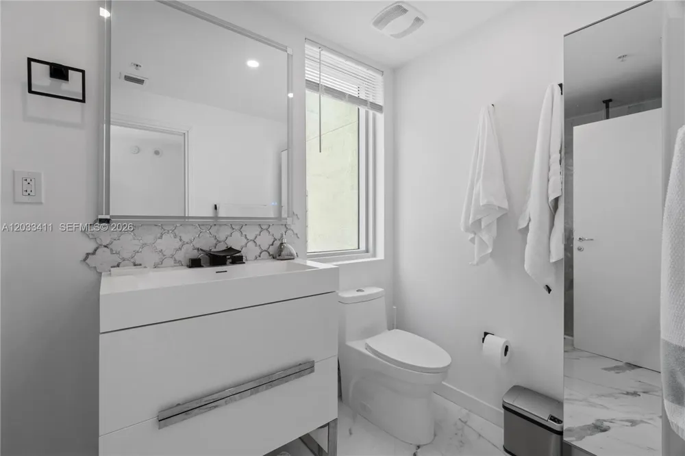 300 S Biscayne Blvd #T-1411 Miami, FL 33131