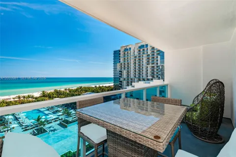 2301 Collins Ave #941