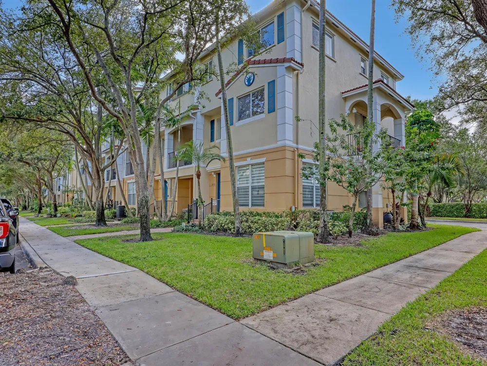 2850 S Oasis Drive Boynton Beach, FL 33426