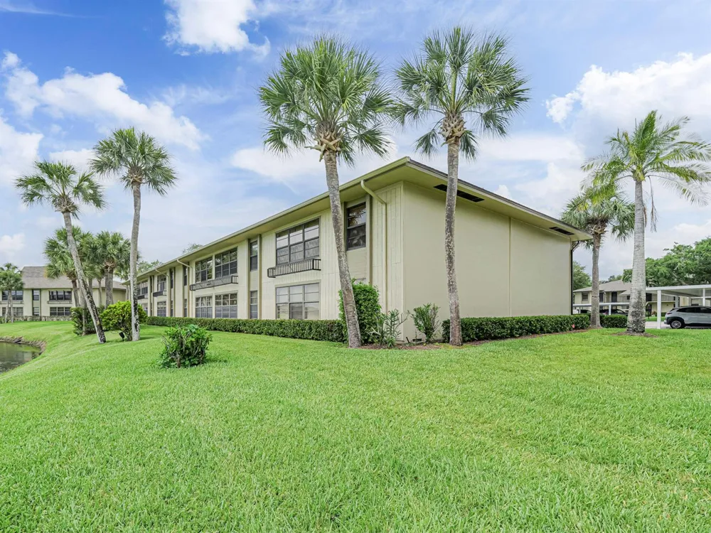 23 Plantation Drive #102 Vero Beach, FL 32966
