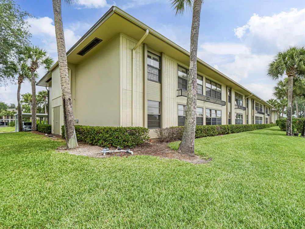 23 Plantation Drive #102 Vero Beach, FL 32966