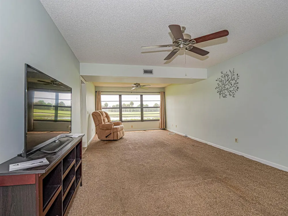 23 Plantation Drive #102 Vero Beach, FL 32966
