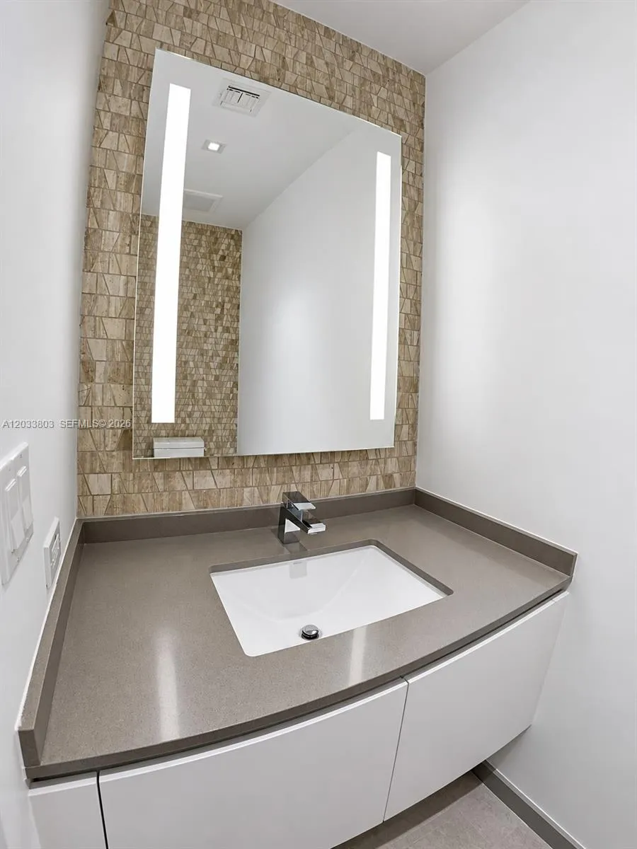 88 SW 7th St #2206 Miami, FL 33130