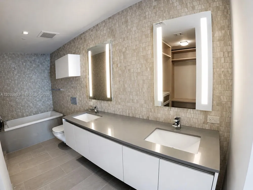 88 SW 7th St #2206 Miami, FL 33130