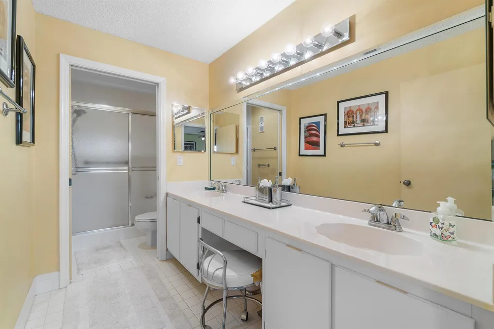 9829 Seacrest Circle #202 Boynton Beach, FL 33437