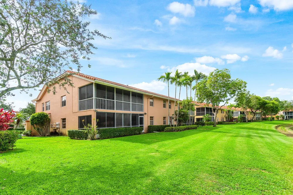 9829 Seacrest Circle #202 Boynton Beach, FL 33437