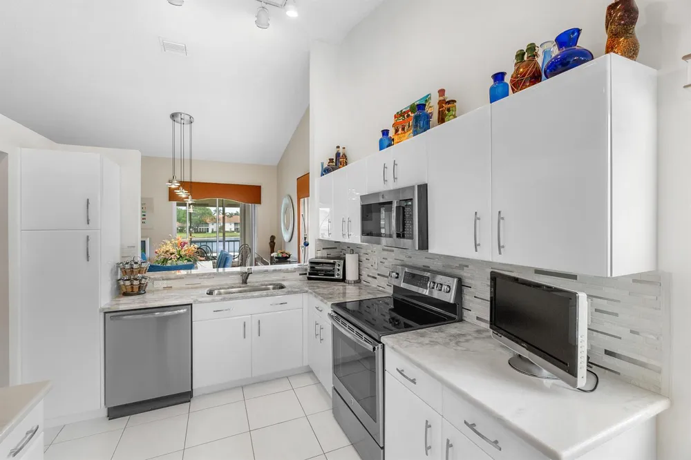 9829 Seacrest Circle #202 Boynton Beach, FL 33437
