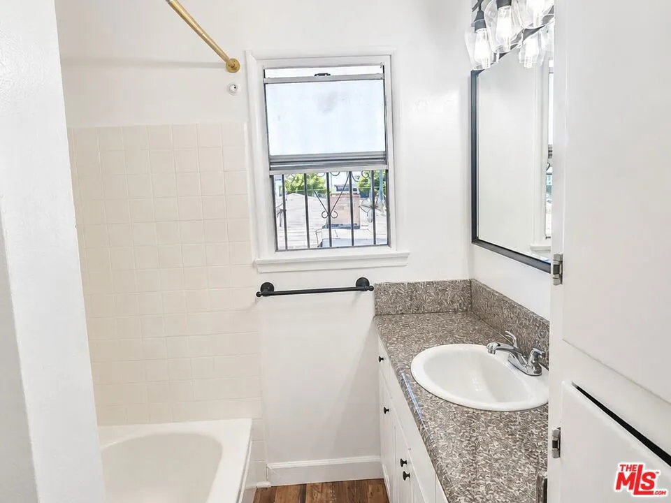 419 La Colina Drive #4 Inglewood, CA 90302