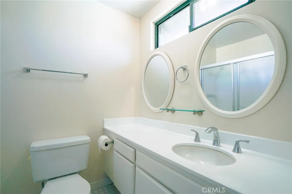 19231 Sherman Way #25 Reseda, CA 91335