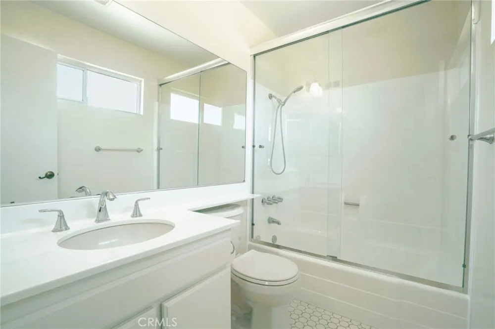 19231 Sherman Way #25 Reseda, CA 91335