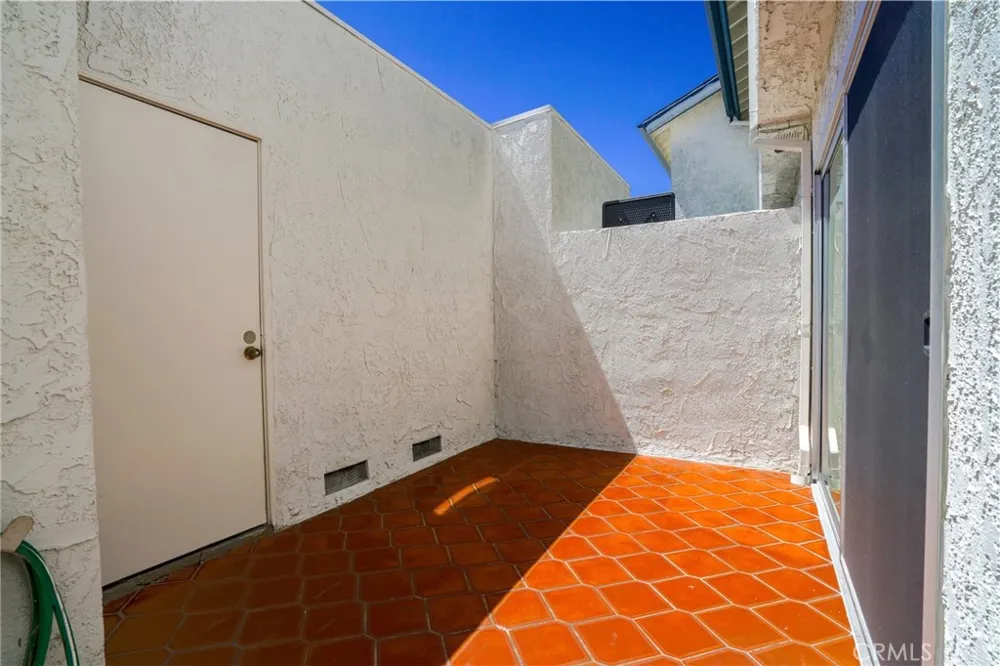 19231 Sherman Way #25 Reseda, CA 91335