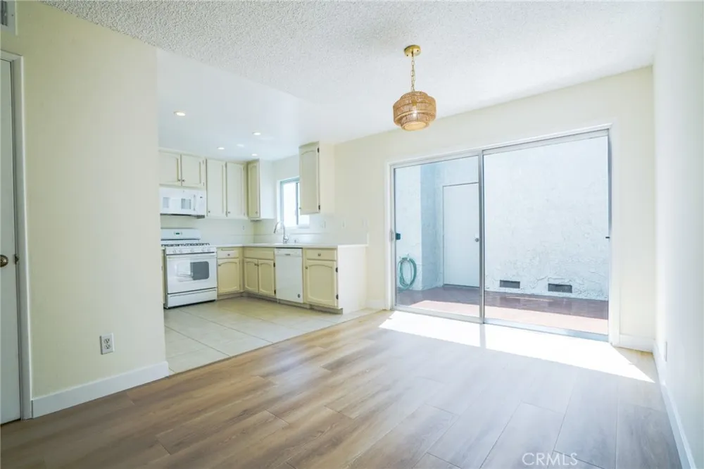 19231 Sherman Way #25 Reseda, CA 91335