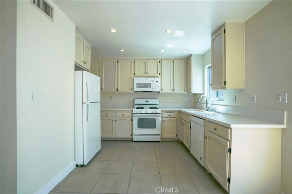 19231 Sherman Way #25 Reseda, CA 91335