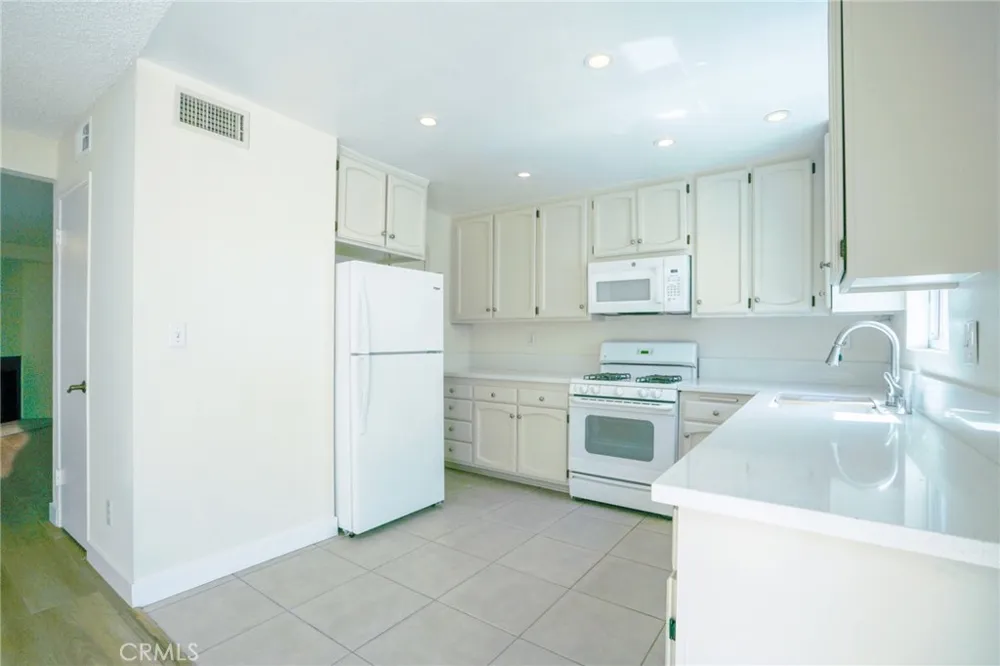 19231 Sherman Way #25 Reseda, CA 91335