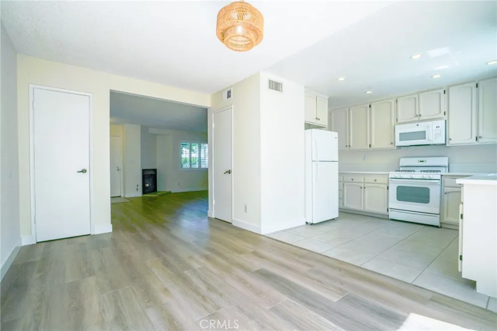 19231 Sherman Way #25 Reseda, CA 91335