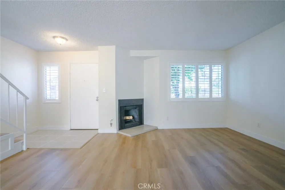 19231 Sherman Way #25 Reseda, CA 91335