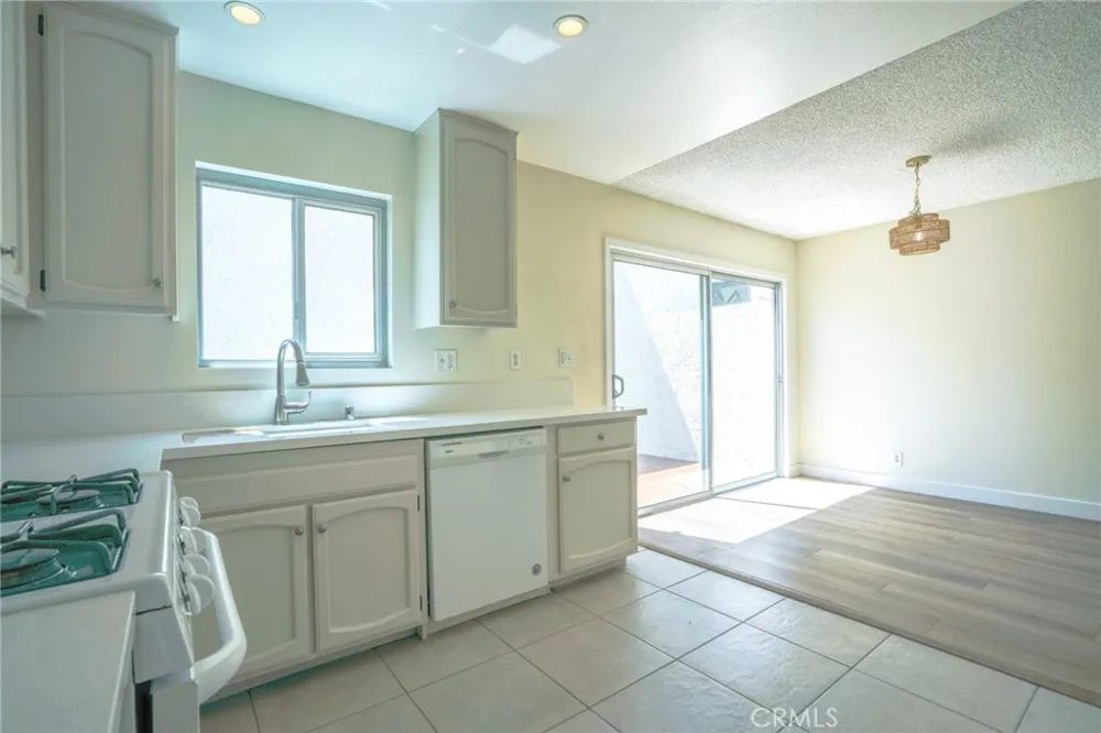 19231 Sherman Way #25 Reseda, CA 91335