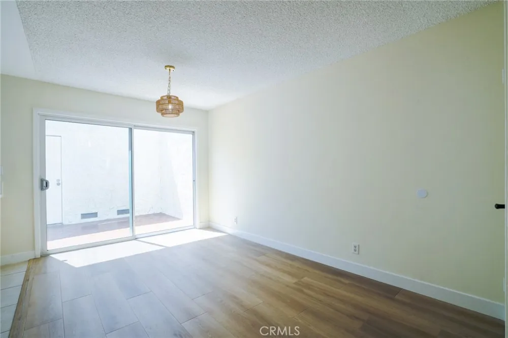 19231 Sherman Way #25 Reseda, CA 91335