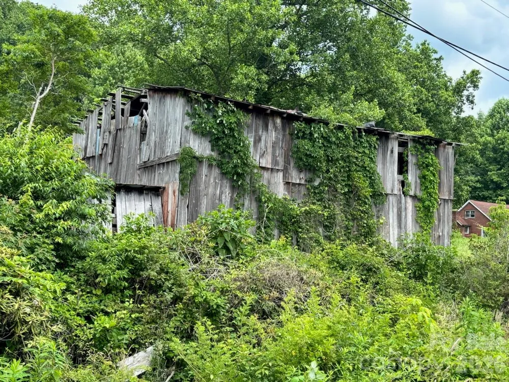 1771 Hughes Gap Road Bakersville, NC 28705