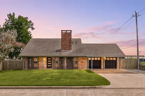 222 W Vaughn Lane