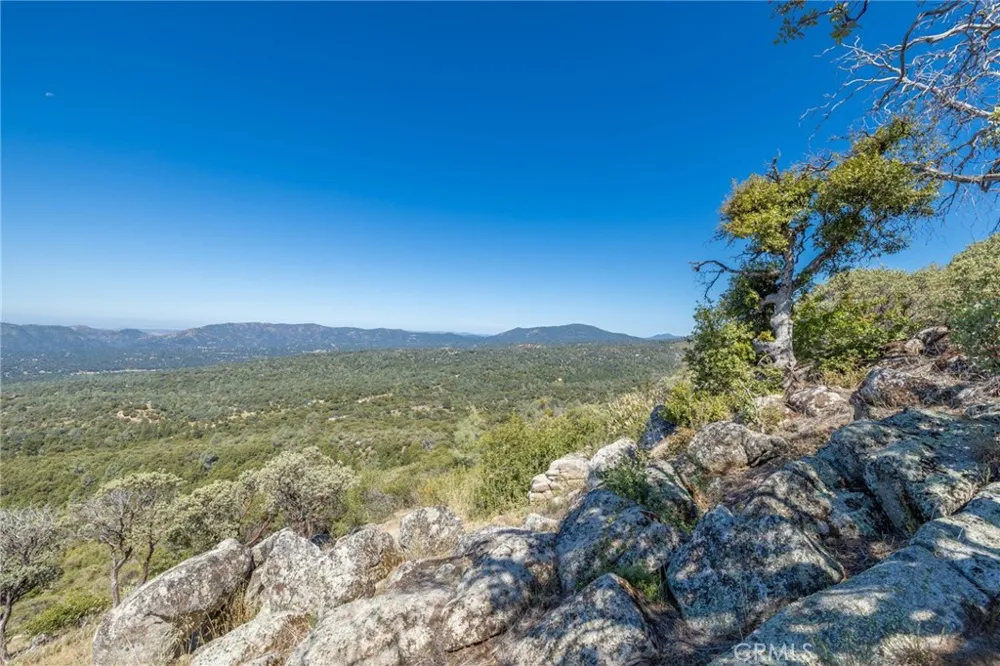 49 Old Yosemite Road Oakhurst, CA 93644