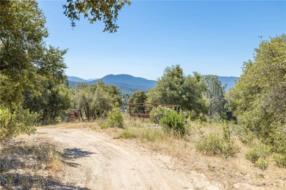 49 Old Yosemite Road Oakhurst, CA 93644