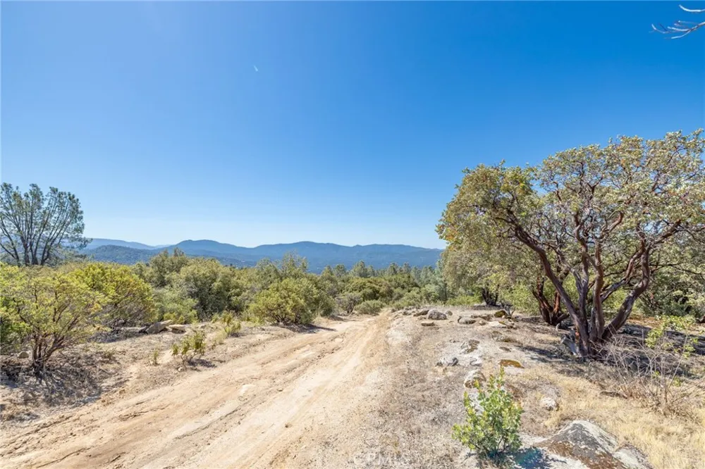 49 Old Yosemite Road Oakhurst, CA 93644