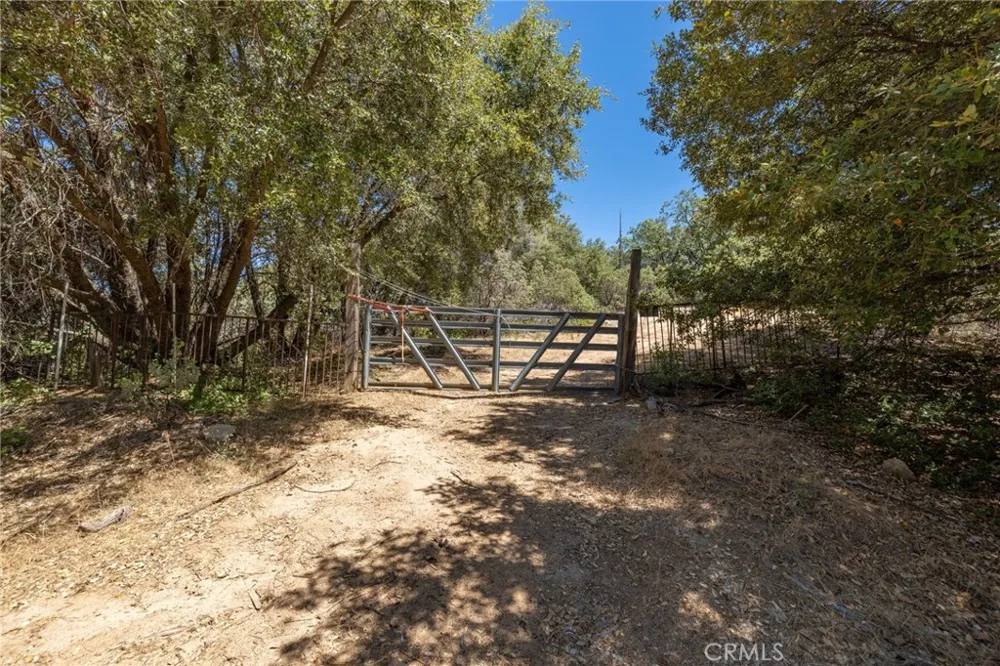 99 Old Yosemite Road Oakhurst, CA 93644