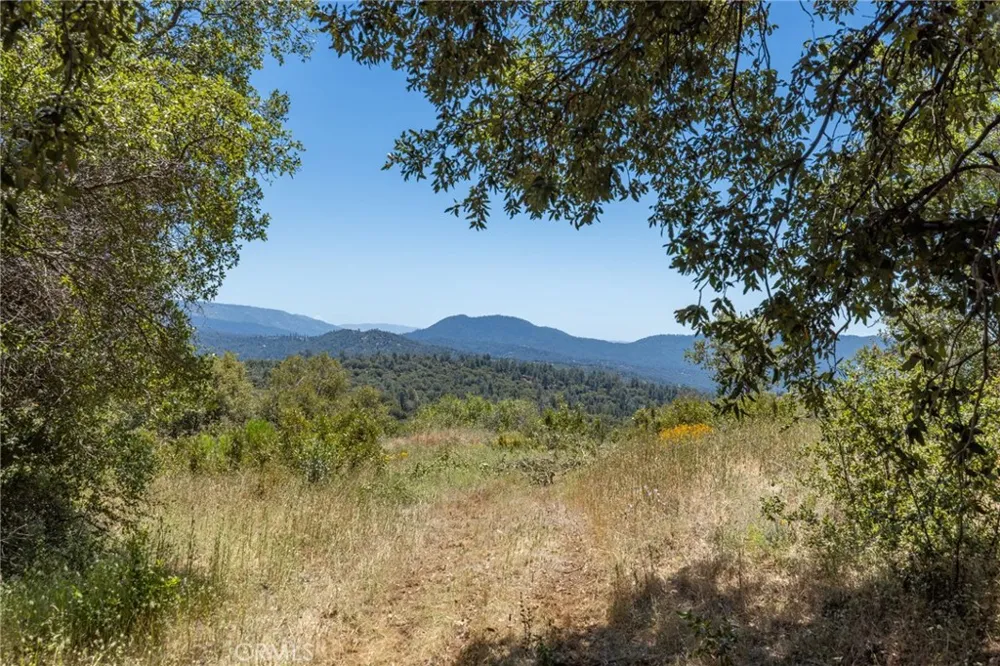 99 Old Yosemite Road Oakhurst, CA 93644
