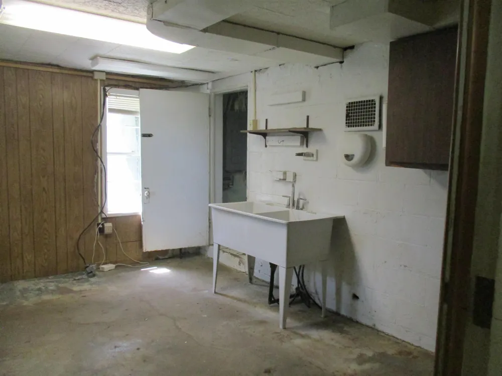 612 Liberty Street Alma City, MI 48801
