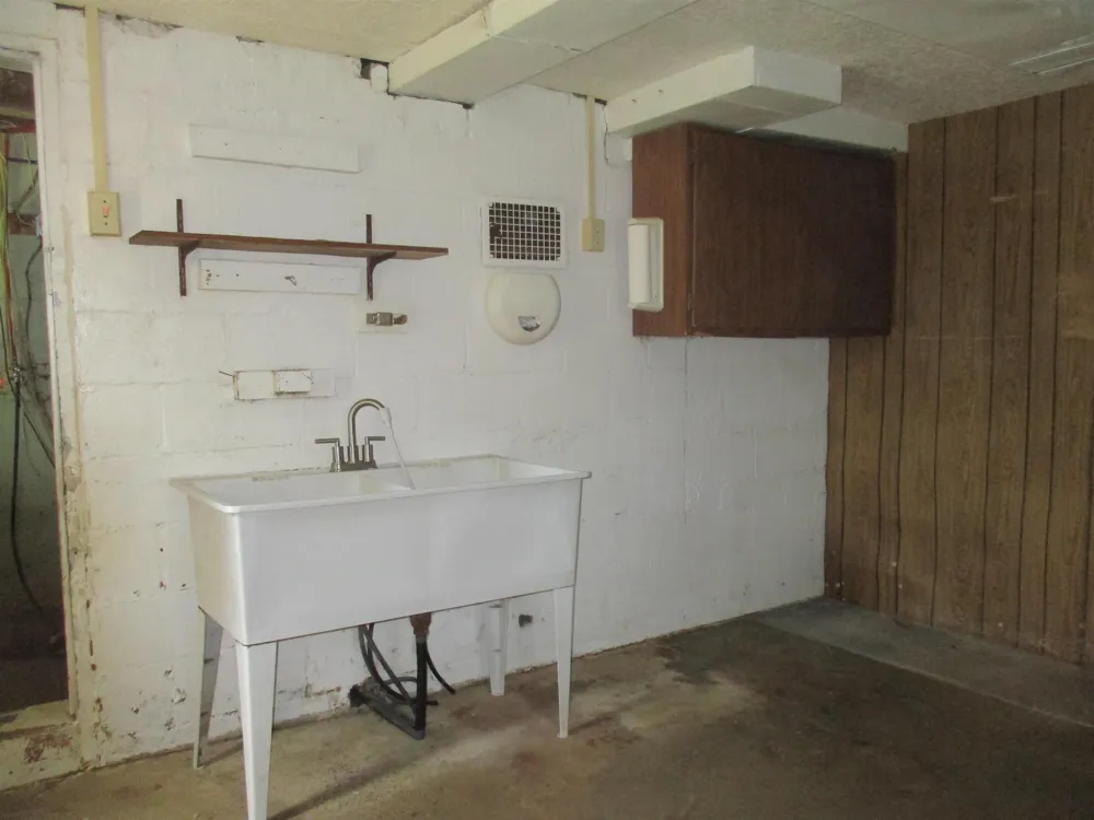 612 Liberty Street Alma City, MI 48801