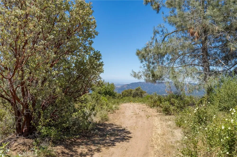 149 Old Yosemite Road Oakhurst, CA 93644