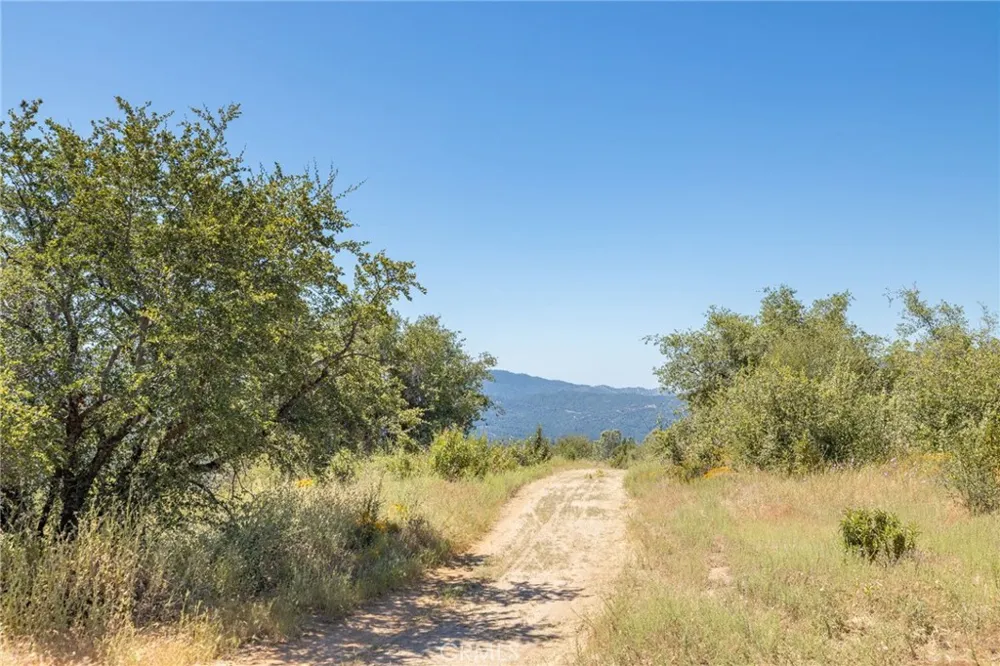 149 Old Yosemite Road Oakhurst, CA 93644