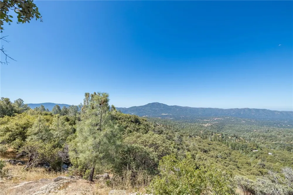 149 Old Yosemite Road Oakhurst, CA 93644