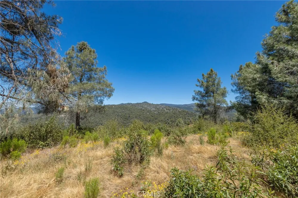 149 Old Yosemite Road Oakhurst, CA 93644