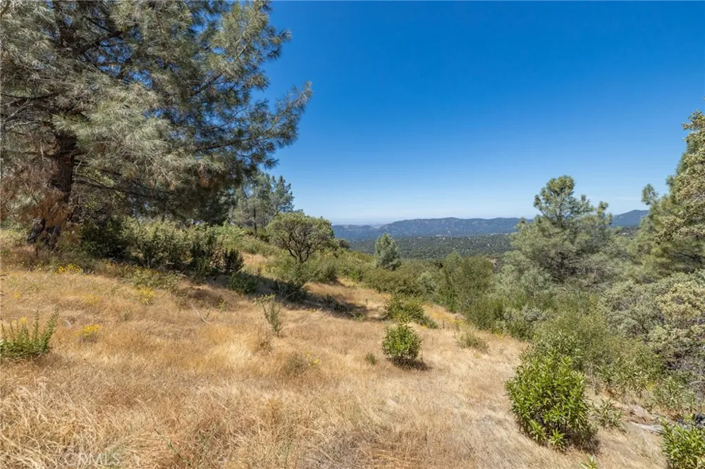 149 Old Yosemite Road Oakhurst, CA 93644
