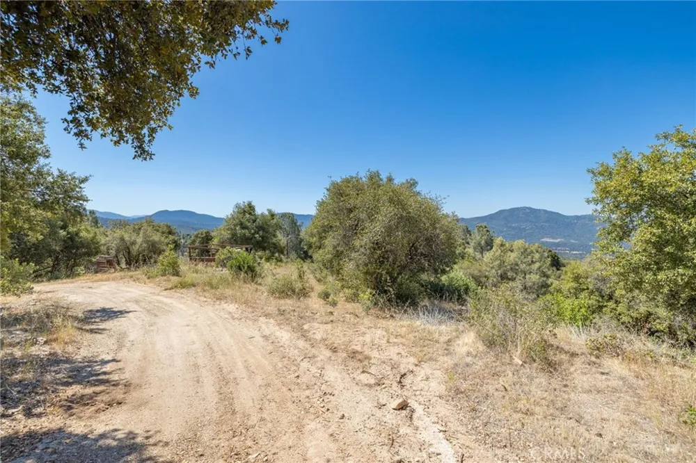 149 Old Yosemite Road Oakhurst, CA 93644