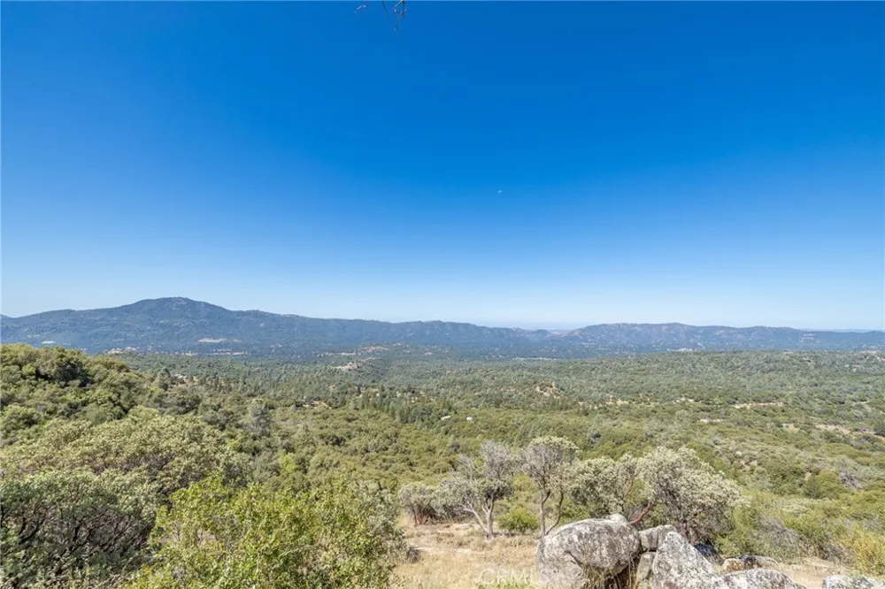 149 Old Yosemite Road Oakhurst, CA 93644