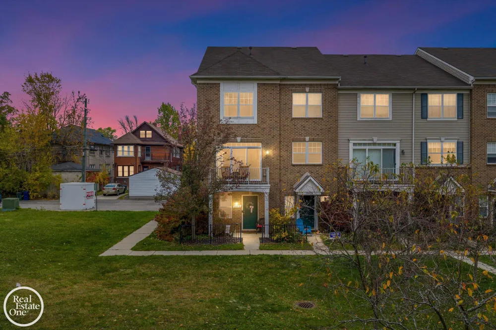 1048 Lakepointe Street Grosse Pointe Park City, MI 48230