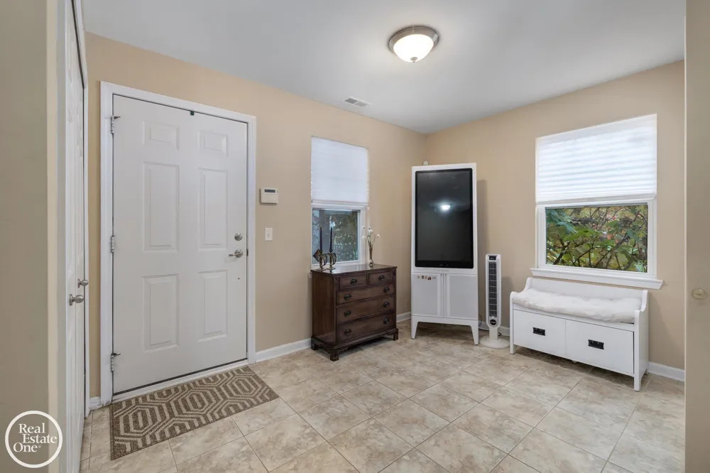 1048 Lakepointe Street Grosse Pointe Park City, MI 48230