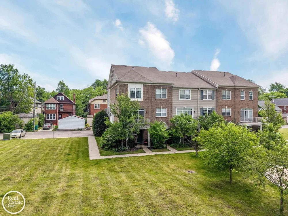 1048 Lakepointe Street Grosse Pointe Park City, MI 48230