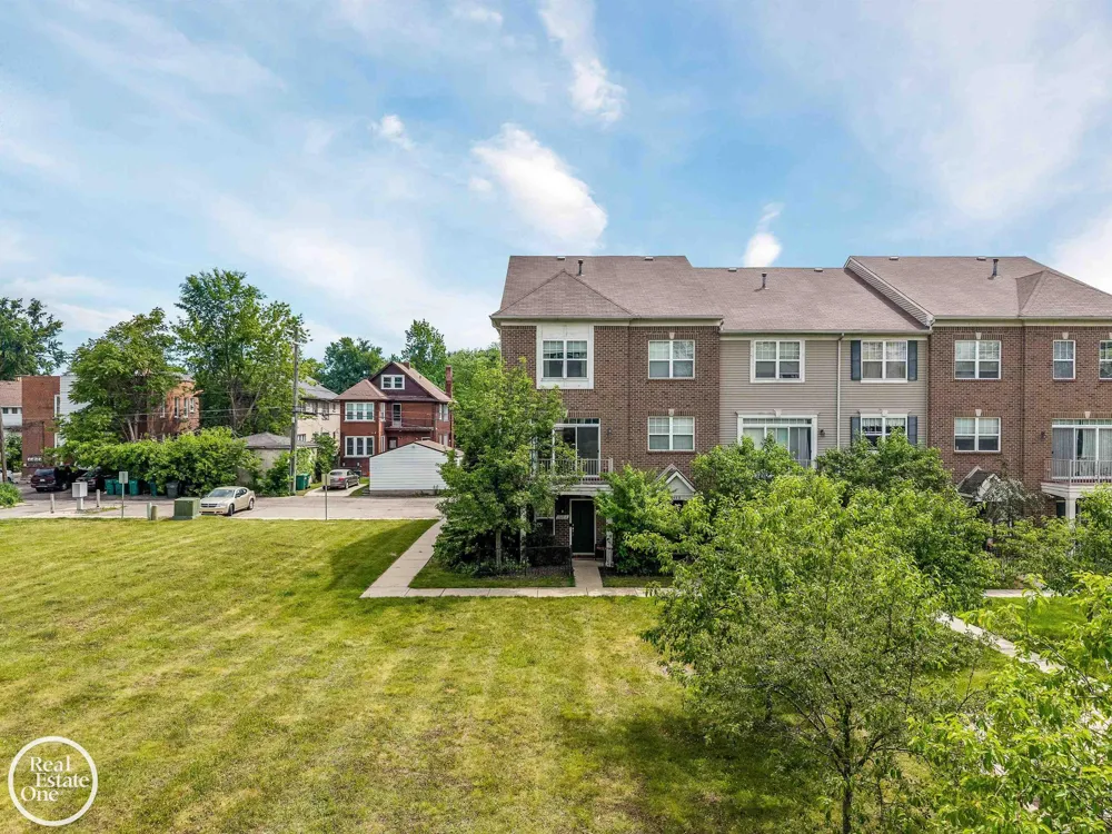 1048 Lakepointe Street Grosse Pointe Park City, MI 48230