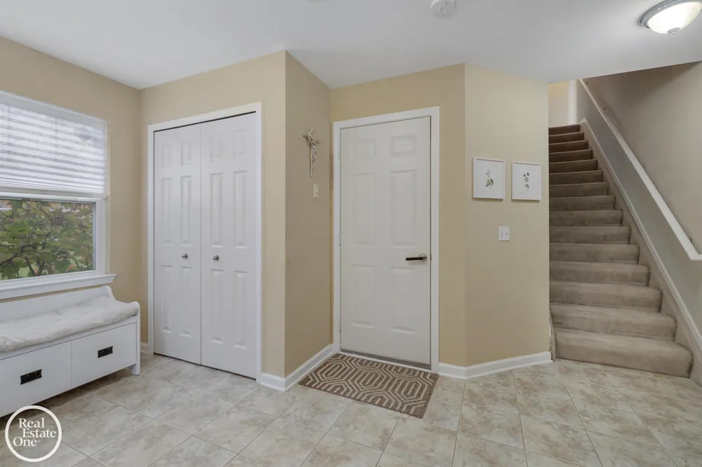1048 Lakepointe Street Grosse Pointe Park City, MI 48230