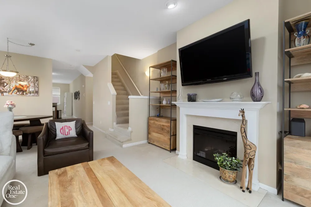 1048 Lakepointe Street Grosse Pointe Park City, MI 48230